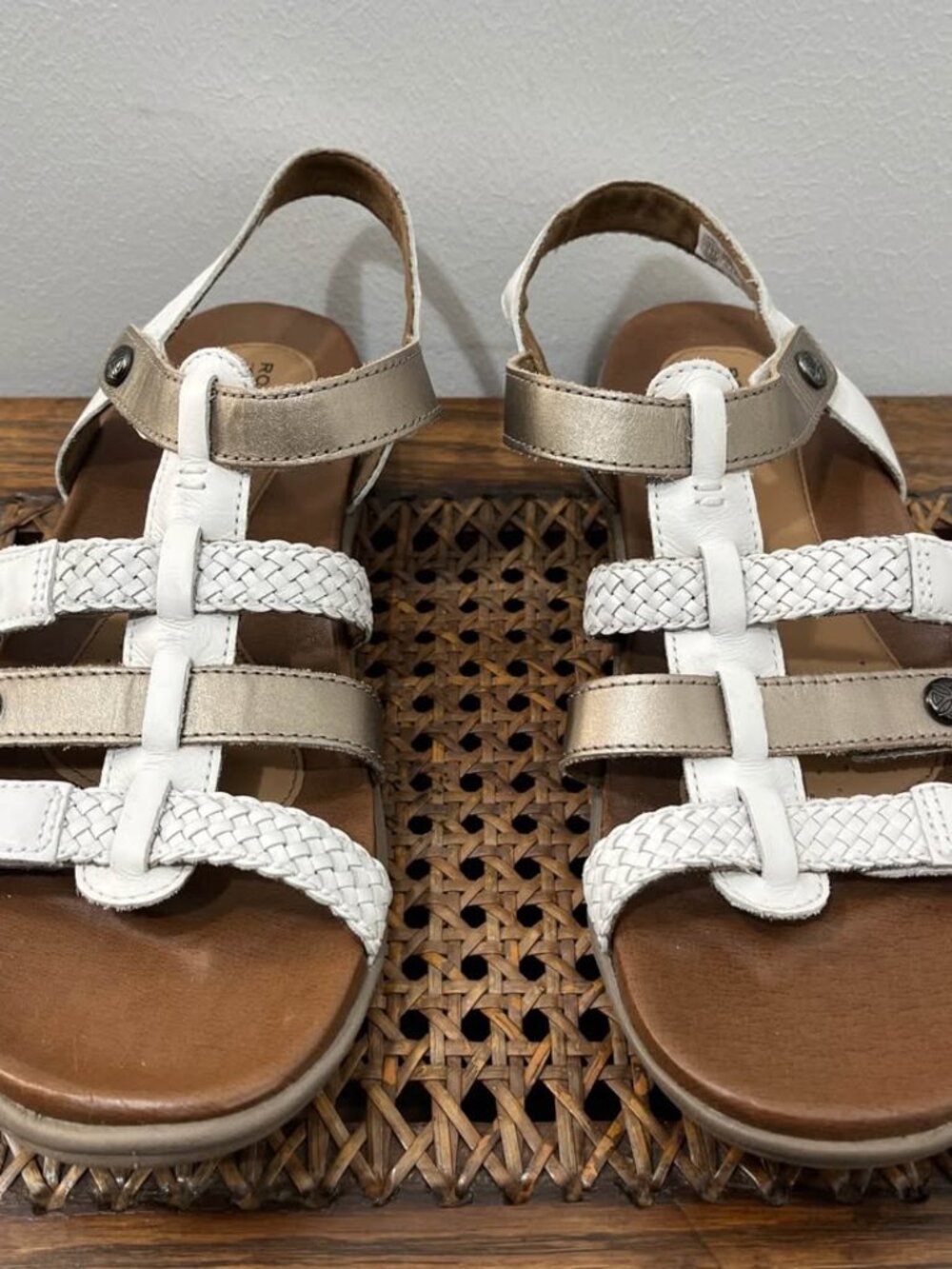 Size 9 B Neutral Comfort Rockport Rubey T-Strap White and Gold Walking Sandal